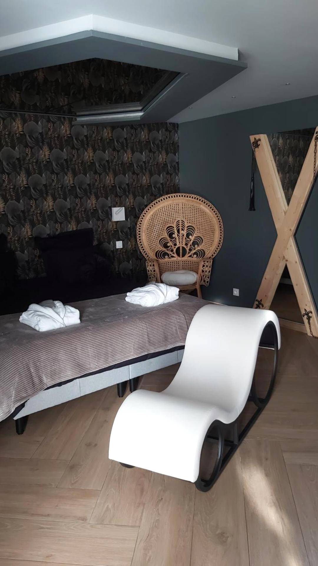 Fauteuil tantrique et croix de Saint - André - Love Room La Riche - Domaine du Saugé