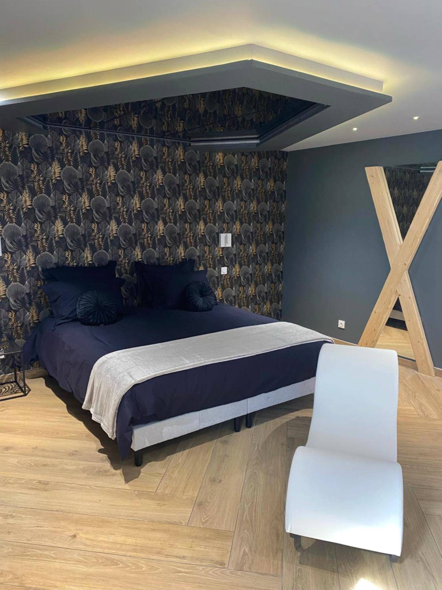 Lit double avec miroir au plafond - Domaine du Saugé