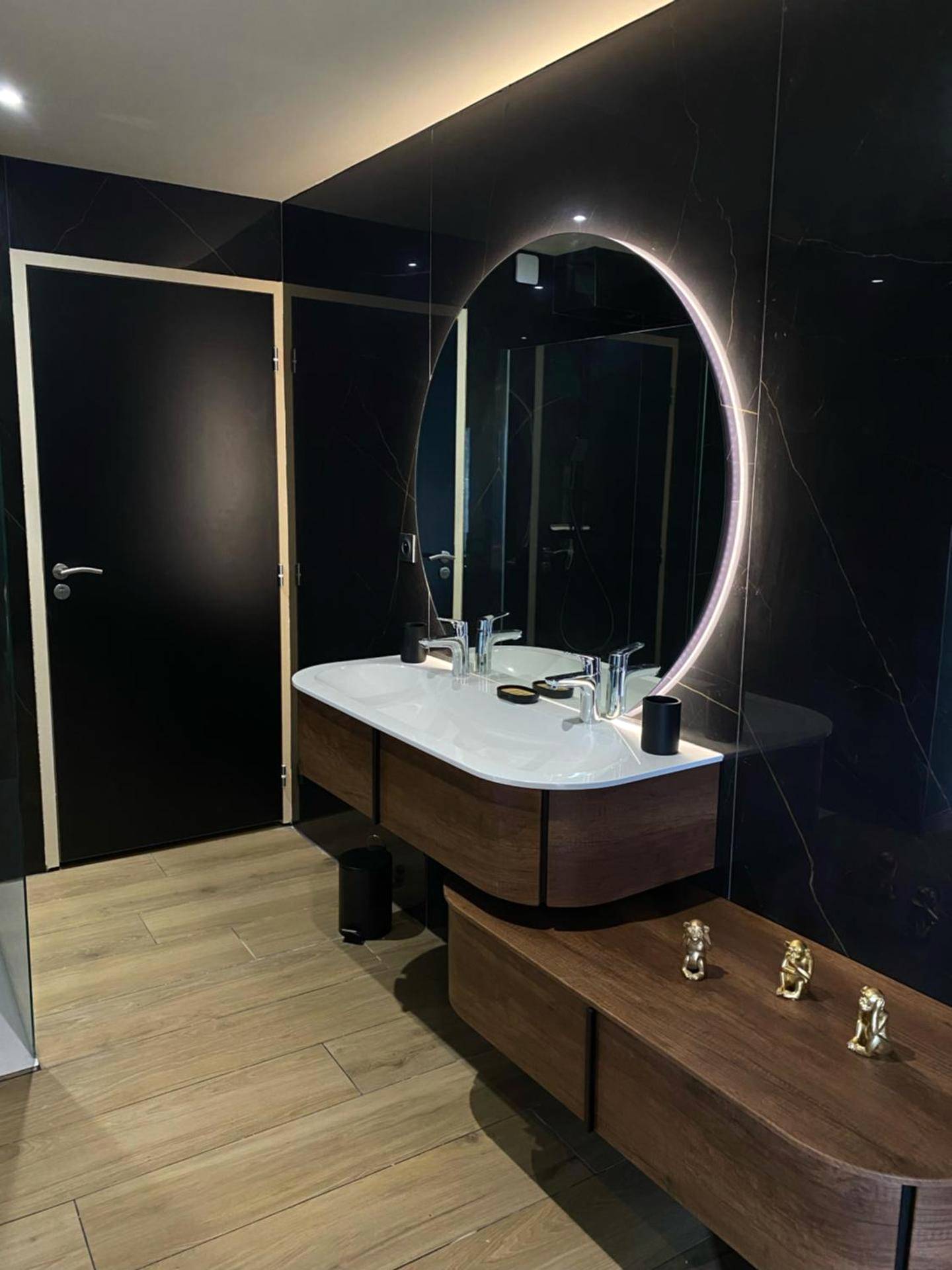 Double vasque et miroir rond rétroéclairé - Domaine du Saugé