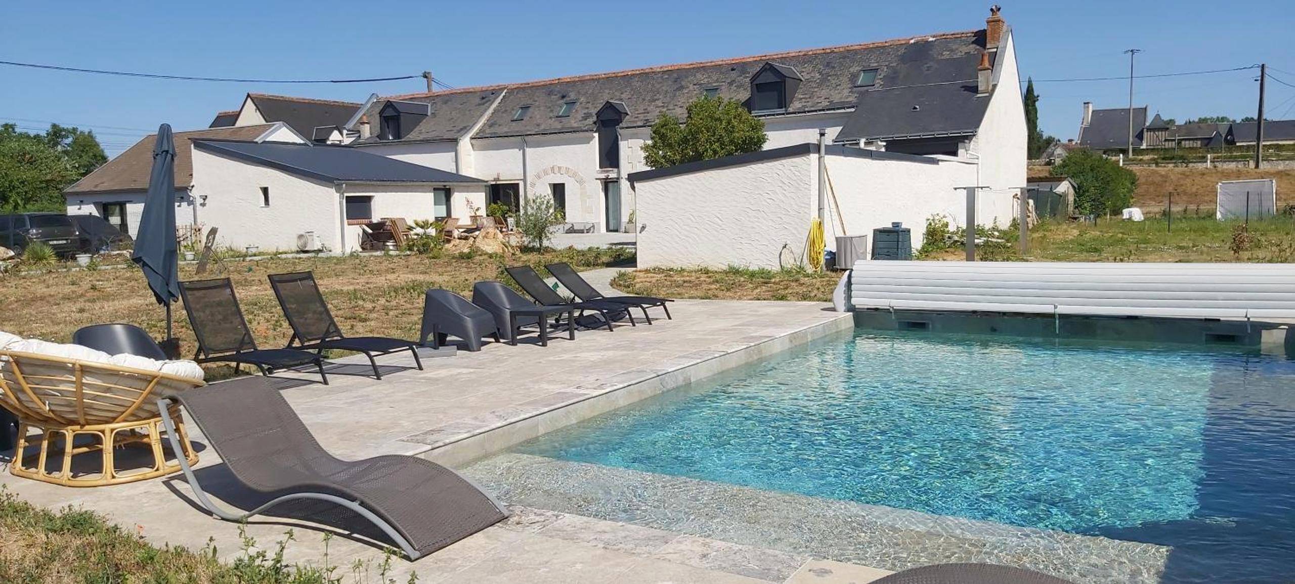 Piscine extérieure avec transats - Domaine du Saugé