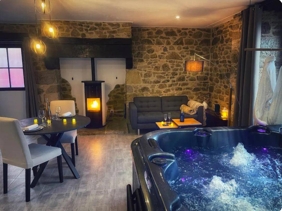 Jacuzzi privatif et salon avec poêle à bois - Love Room Saint - Maden - Le Domaine des Songes