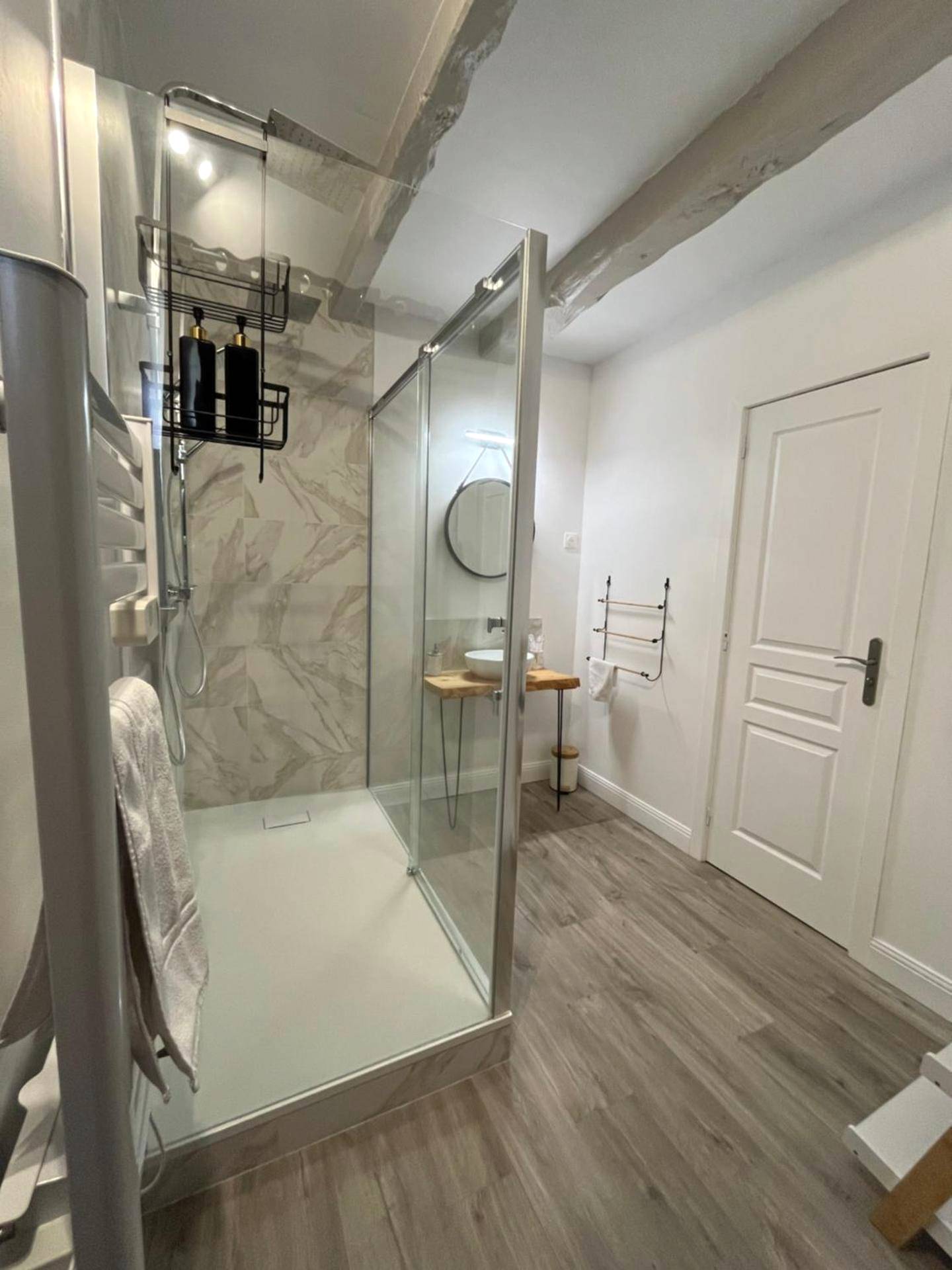Salle d'eau moderne avec douche à l'italienne - Le Domaine des Songes
