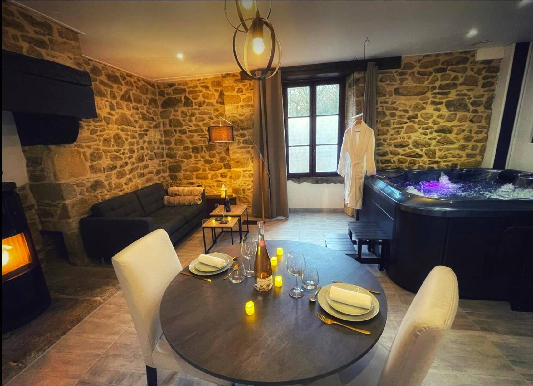 Espace dînatoire romantique et spa privatif - Le Domaine des Songes