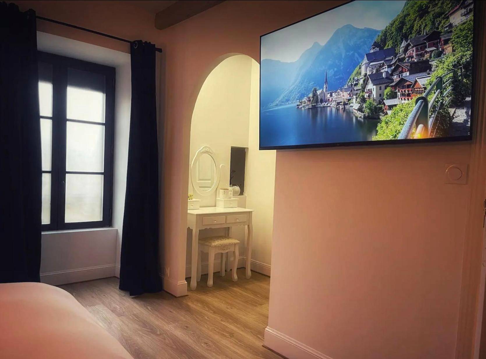 Coin coiffeuse et grand écran plat mural - Le Domaine des Songes