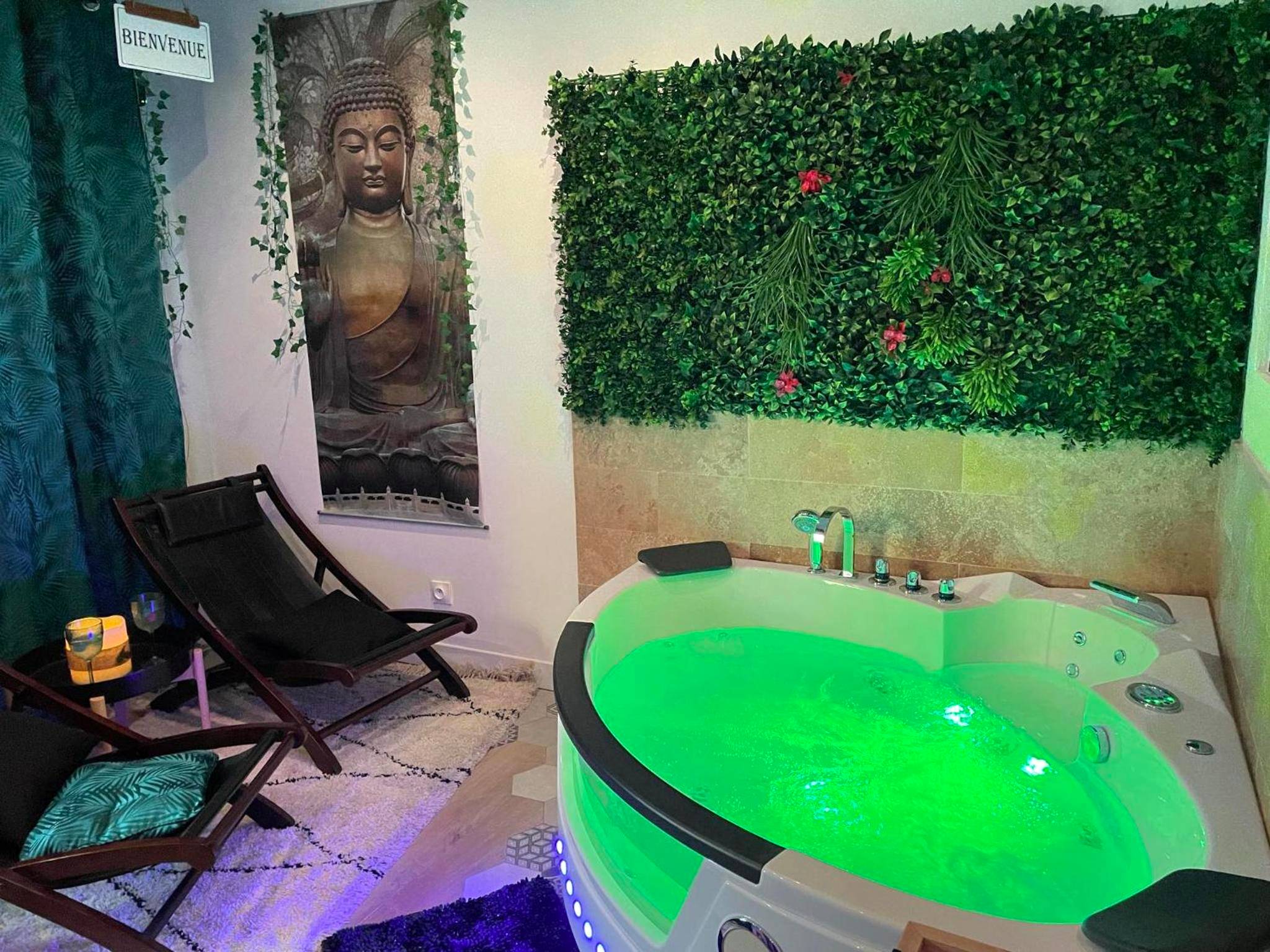 Jacuzzi privatif avec éclairage vert et bouddha - Love Room Montluel - Maison Prestige Le Donjon des Plaisirs Jacuzzi