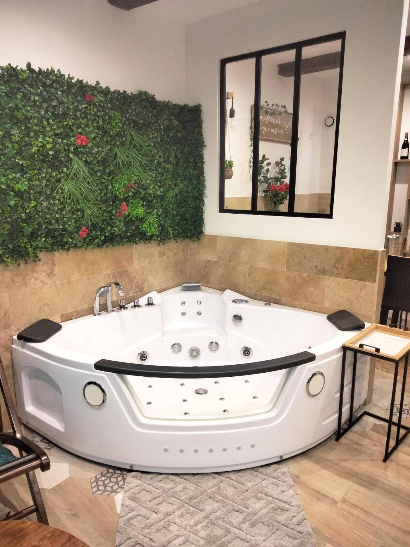 Baignoire balnéo d'angle et mur végétal - Maison Prestige Le Donjon des Plaisirs Jacuzzi