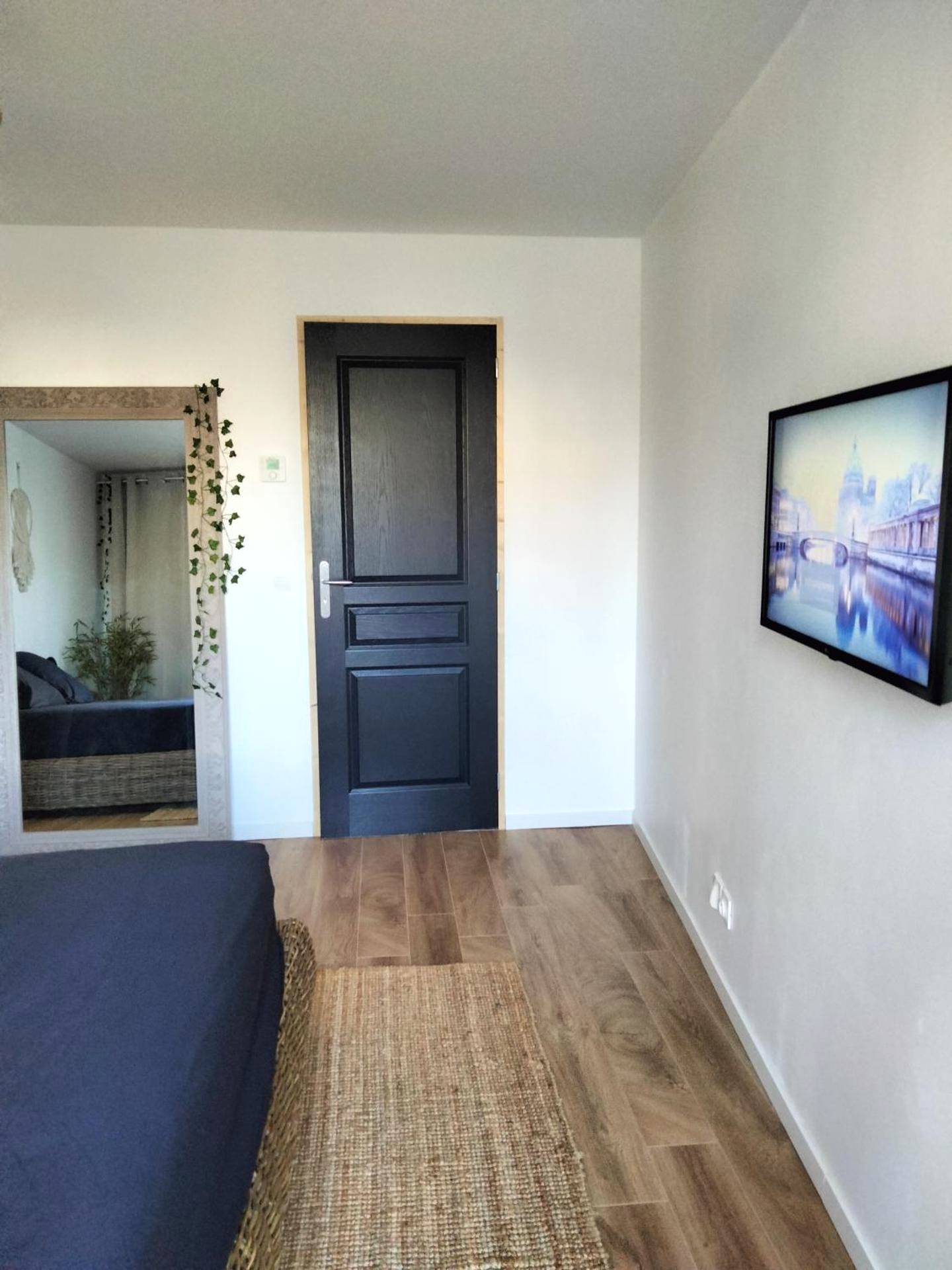 Chambre avec télévision murale et grand miroir - Maison Prestige Le Donjon des Plaisirs Jacuzzi