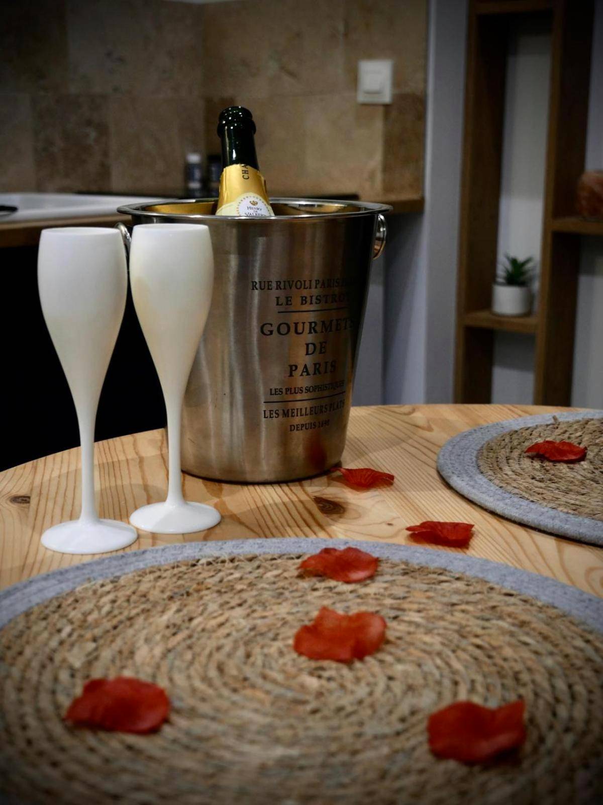 Photo du logement - Maison Prestige Le Donjon des Plaisirs Jacuzzi - Montluel