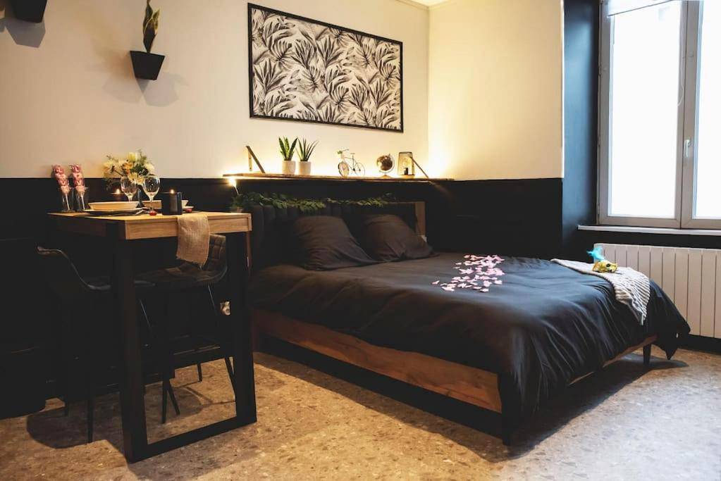 Lit double avec pétales de rose et coin repas - LOVE ROOM, La Douce Angevine