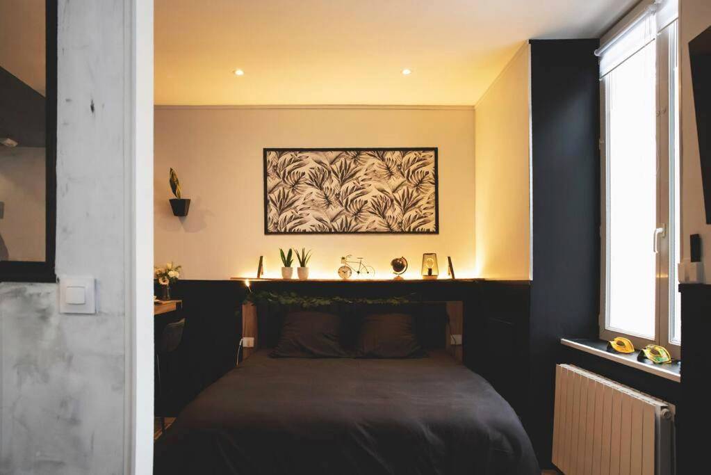 Chambre avec lit double et décoration tropicale - LOVE ROOM, La Douce Angevine