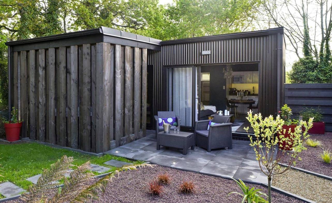 Extérieur moderne avec terrasse et salon de jardin - La Douce Escapade