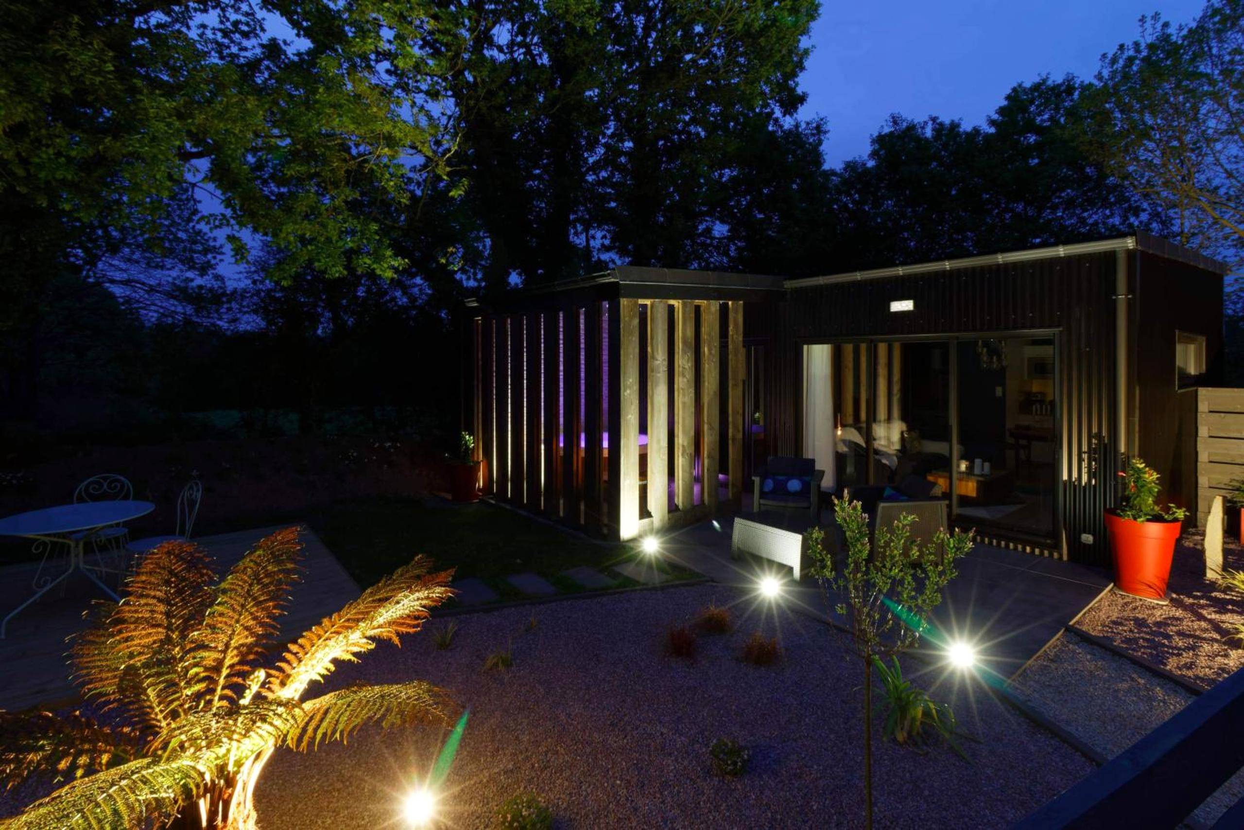 Jardin paysager avec éclairages extérieurs de nuit - La Douce Escapade