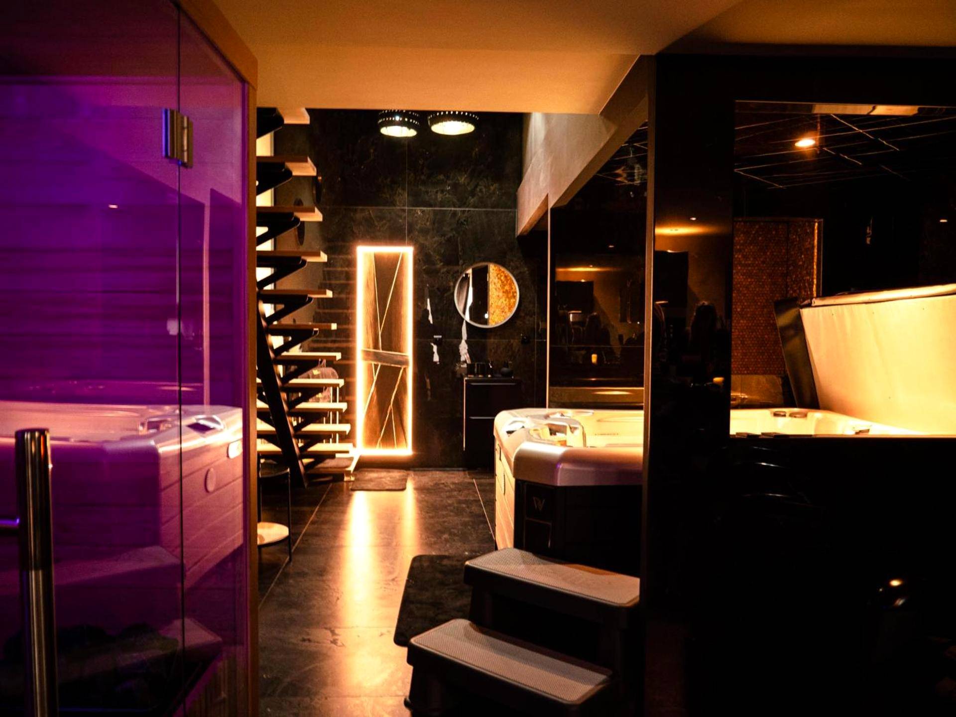Jacuzzi privatif et sauna avec lumière violette - Love Room Charmes - Douceur du Charme - Love - room à Charmes entre...