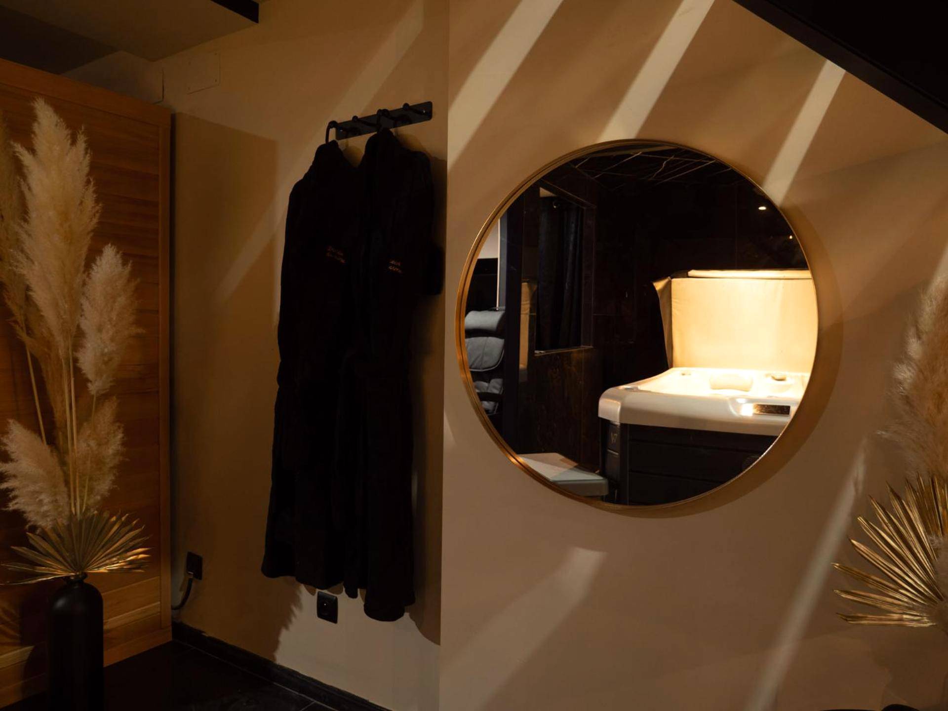 Peignoirs noirs et miroir rond design - Douceur du Charme - Love - room à Charmes entre Epinal et nancy