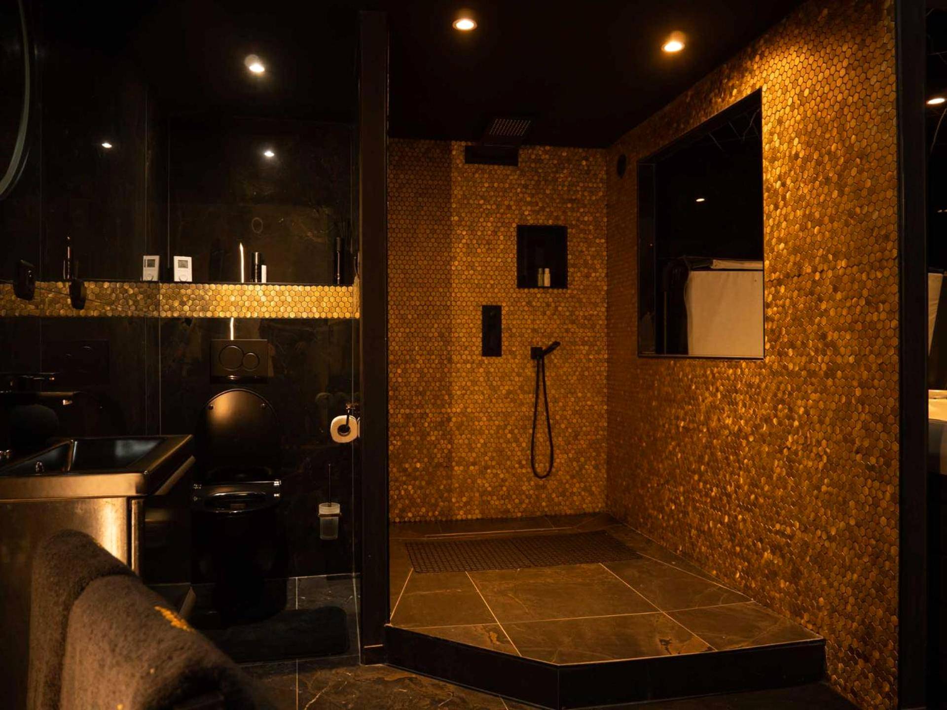 Douche à l'italienne avec mosaïque dorée - Douceur du Charme - Love - room à Charmes entre Epinal et nancy