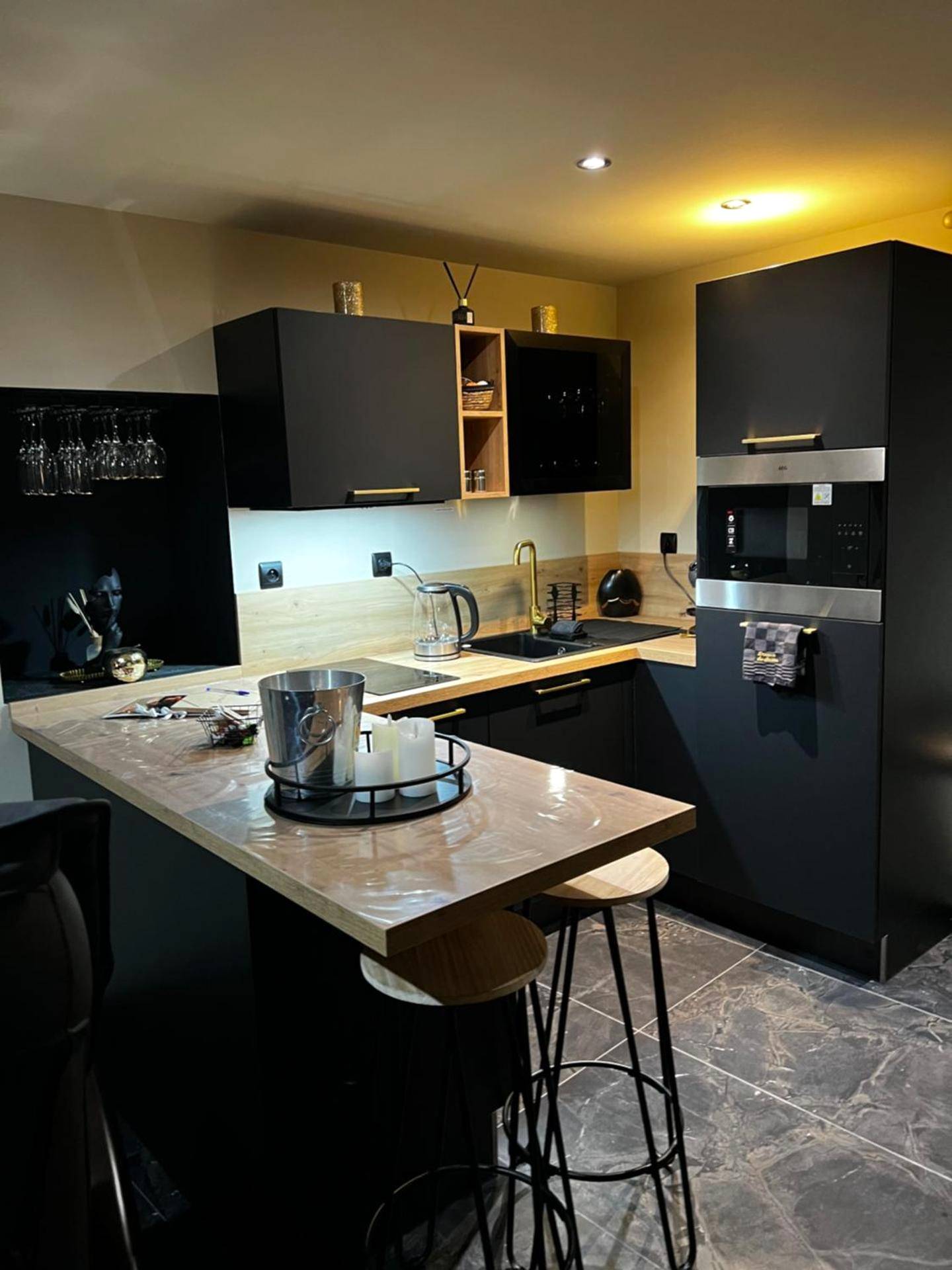 Cuisine équipée moderne avec îlot central - Douceur du Charme - Love - room à Charmes entre Epinal et nancy