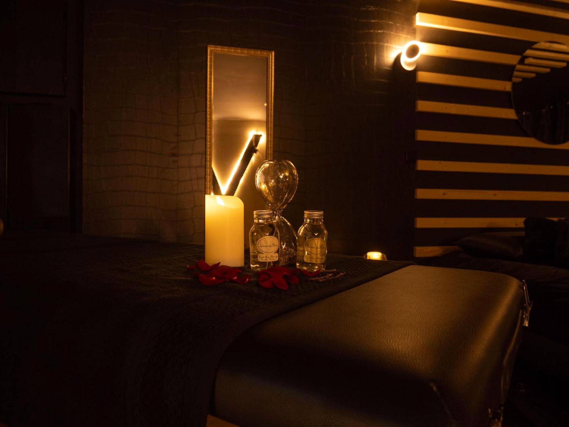 Table de massage avec bougies et pétales - Douceur du Charme - Love - room à Charmes entre Epinal et nancy
