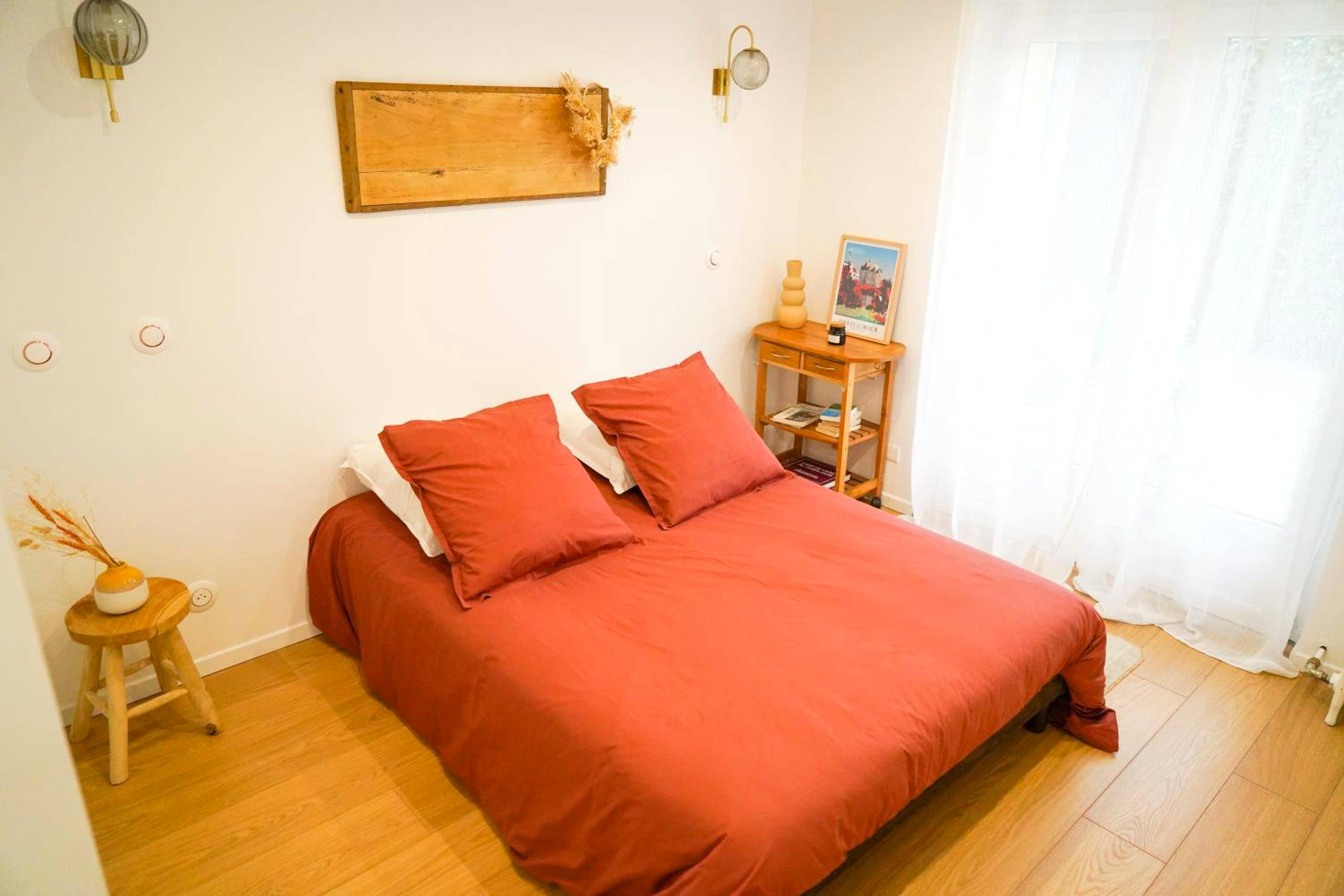 Lit double avec parure de lit terracotta - Le doux refuge - SPA privatif - Romantique - Calme