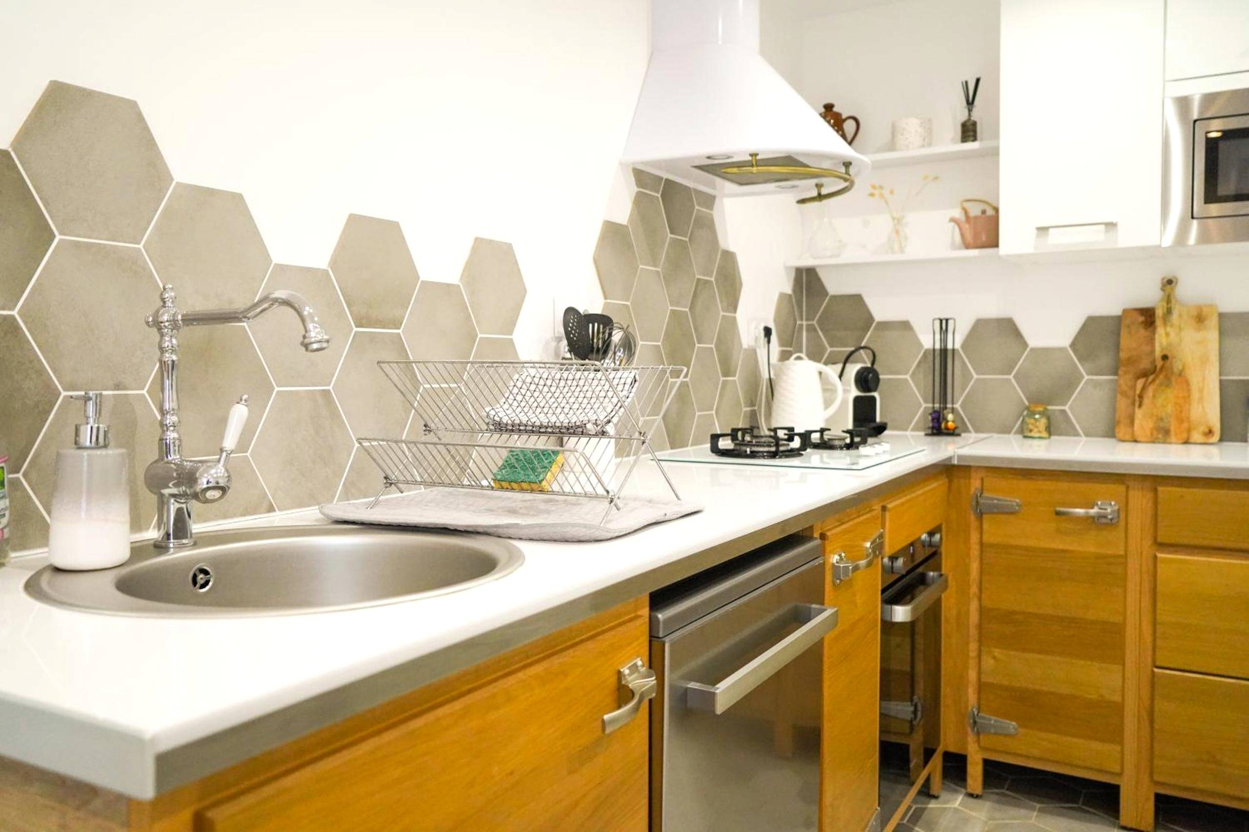 Cuisine équipée avec crédence en hexagones - Le doux refuge - SPA privatif - Romantique - Calme