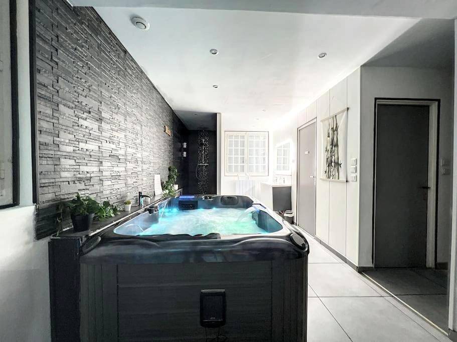 Jacuzzi privatif avec éclairage bleu intégré - Love Room Brest - Dream Loft jacuzzi - sauna