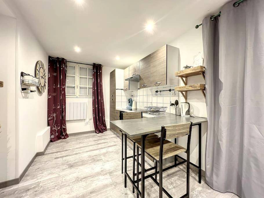 Cuisine équipée avec coin repas et tabourets - Dream Loft jacuzzi - sauna