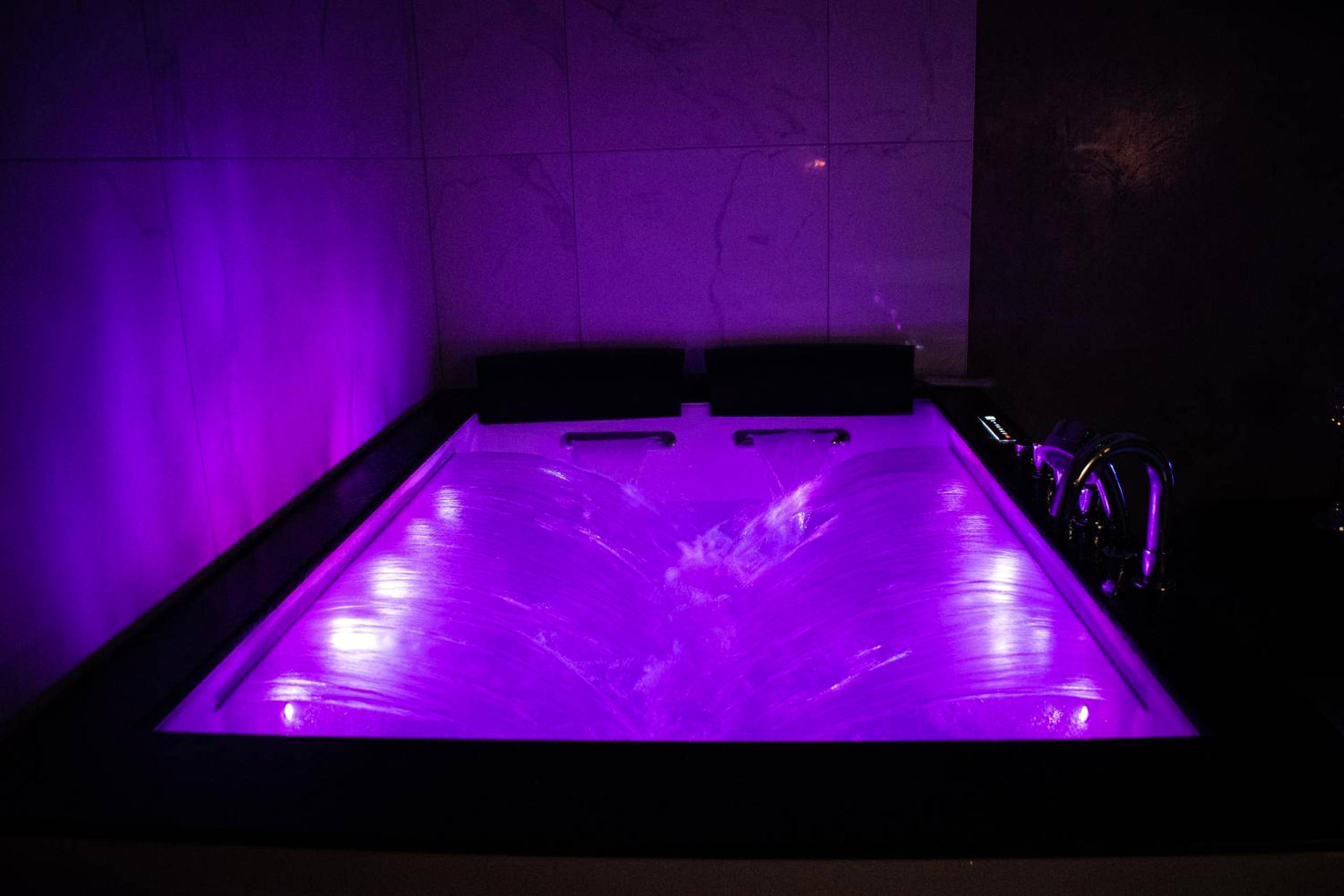 Jacuzzi privatif avec éclairage violet - Love Room Audincourt - Dreamspa