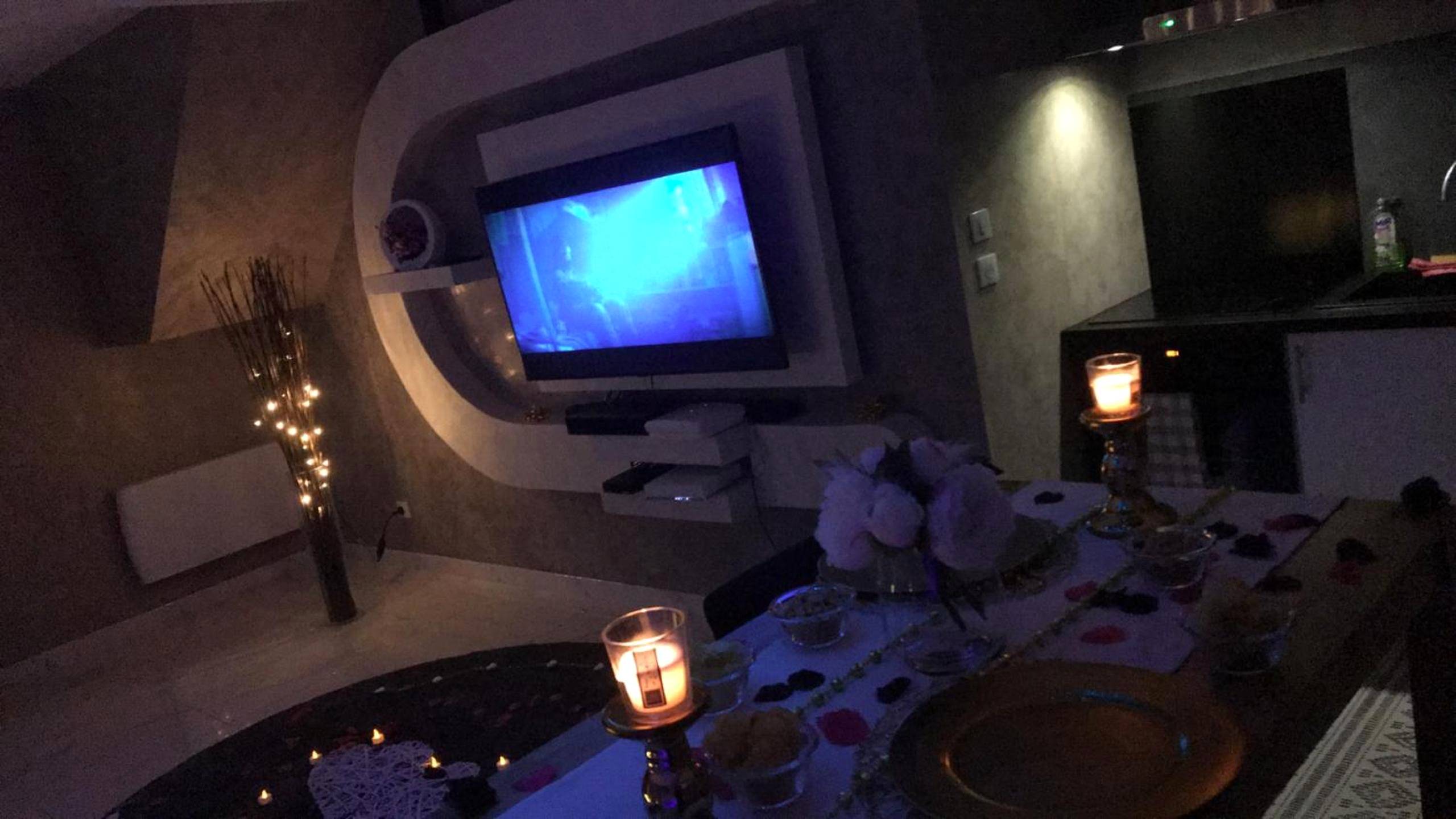 Table dressée avec bougies et pétales - Dreamspa