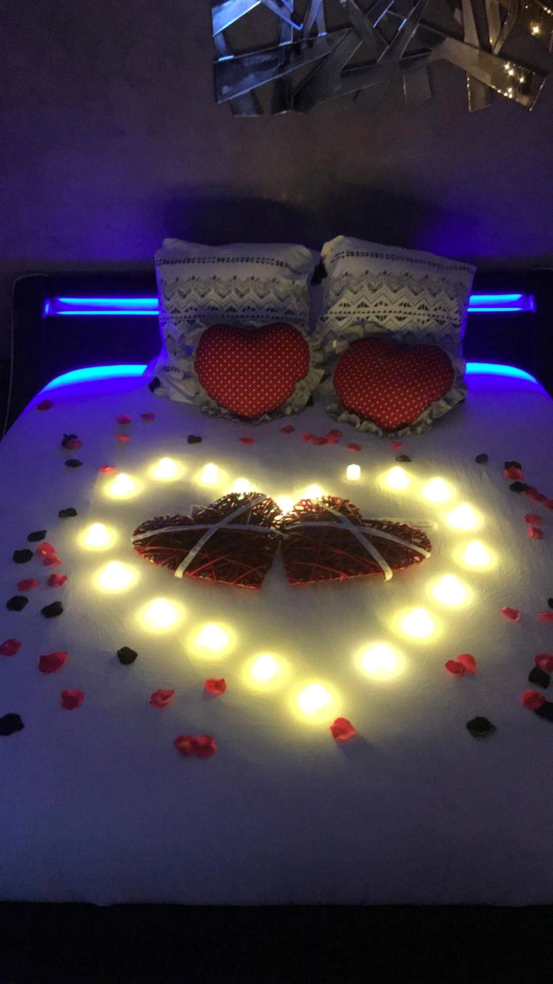 Lit décoré d'un cœur lumineux et de pétales - Dreamspa