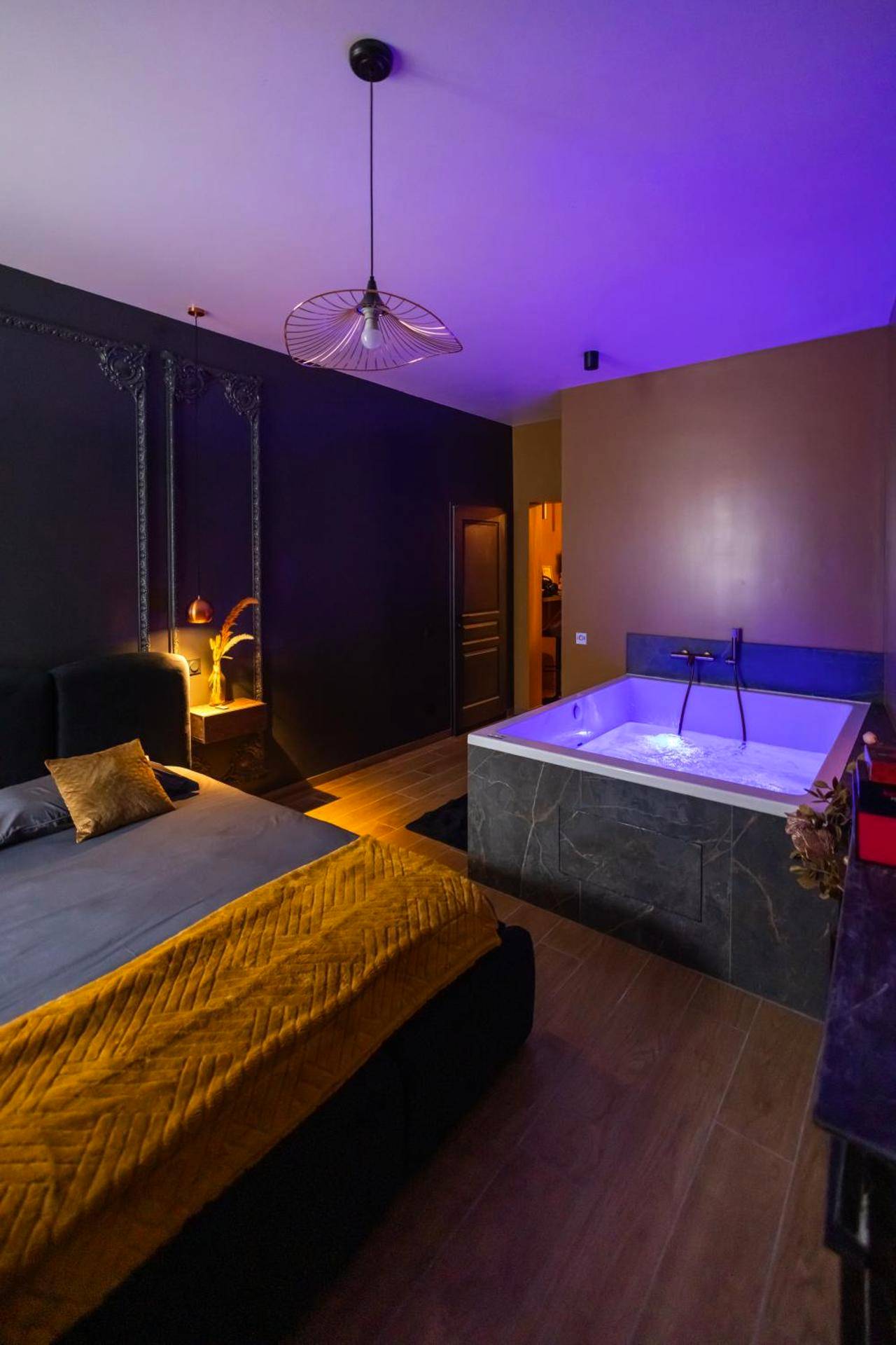 Chambre avec lit double et jacuzzi privatif - Love Room Angers - Dreamy Room - Evasion, balnéo & cinéma privé