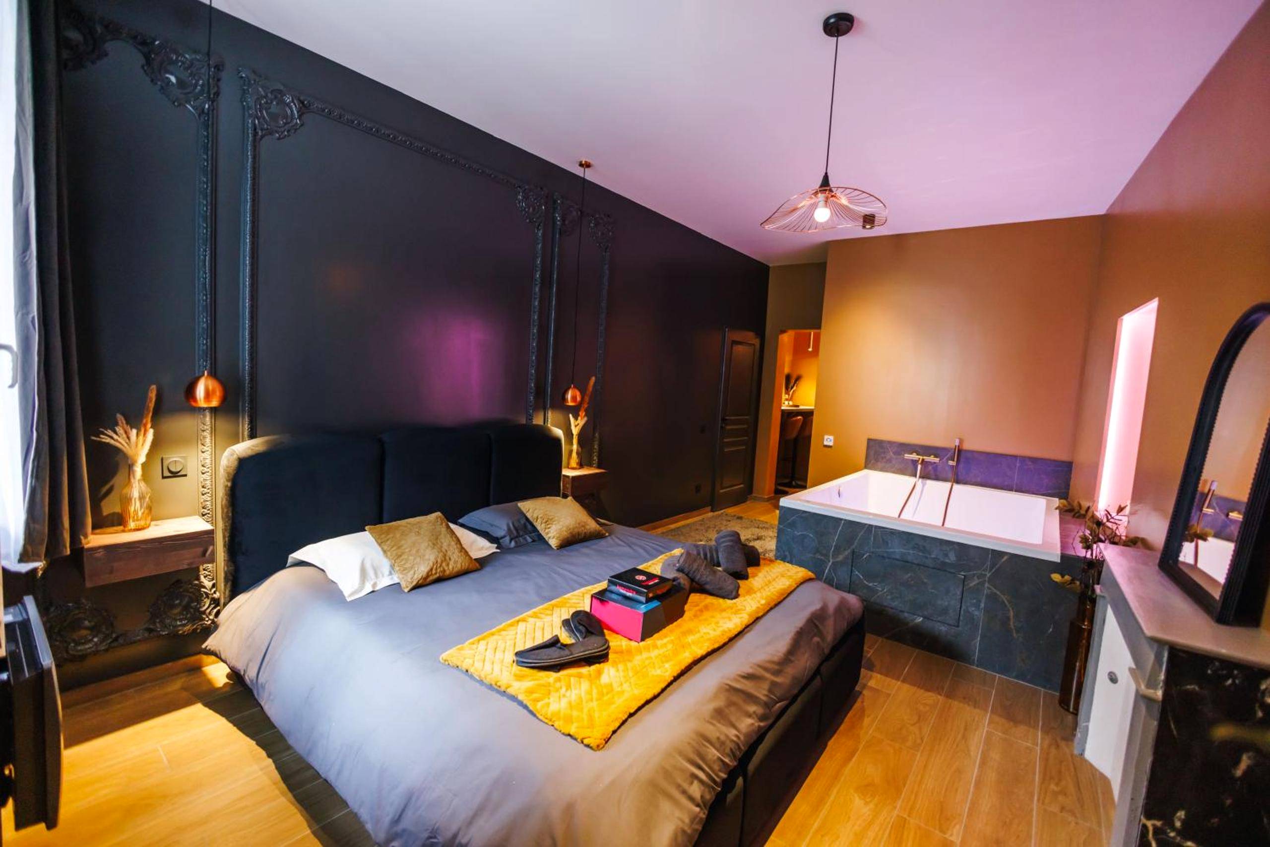 Lit king size et baignoire balnéo intégrée - Dreamy Room - Evasion, balnéo & cinéma privé