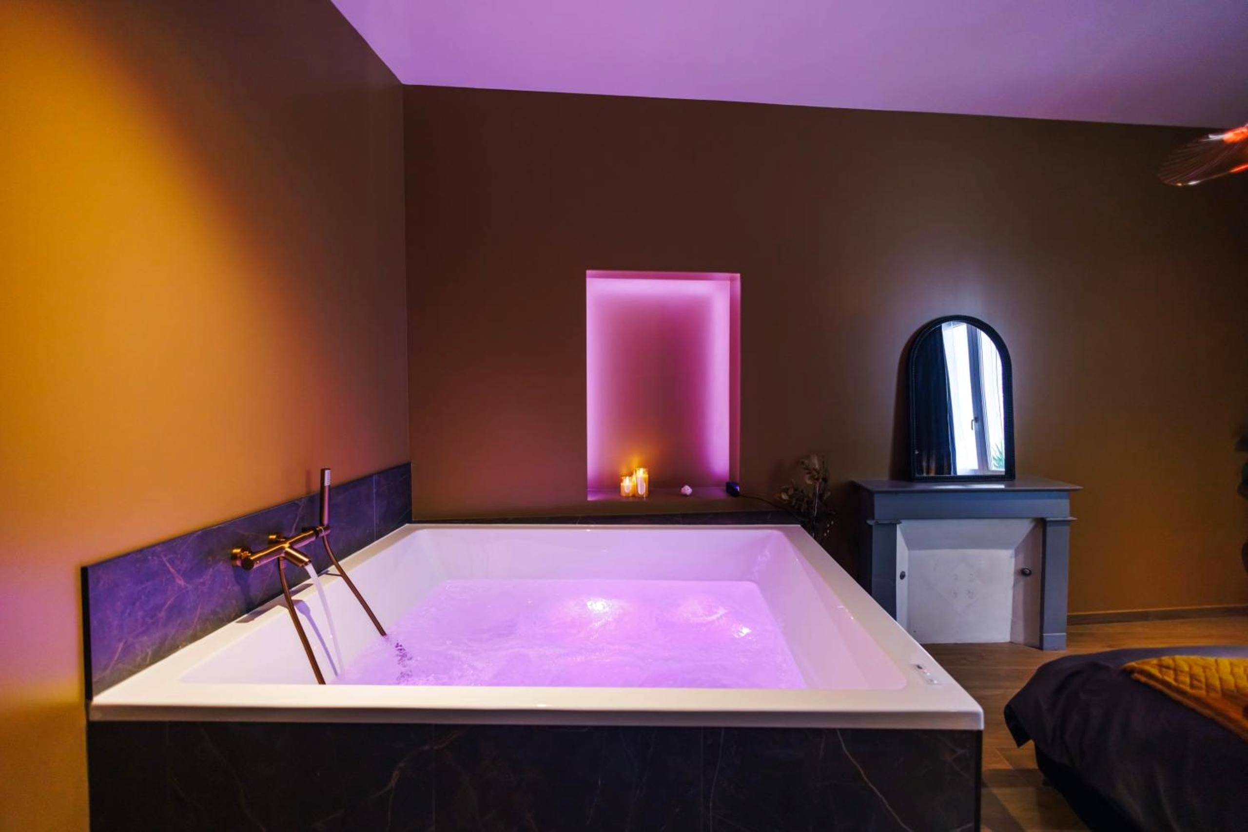 Jacuzzi privatif avec éclairage LED violet - Dreamy Room - Evasion, balnéo & cinéma privé