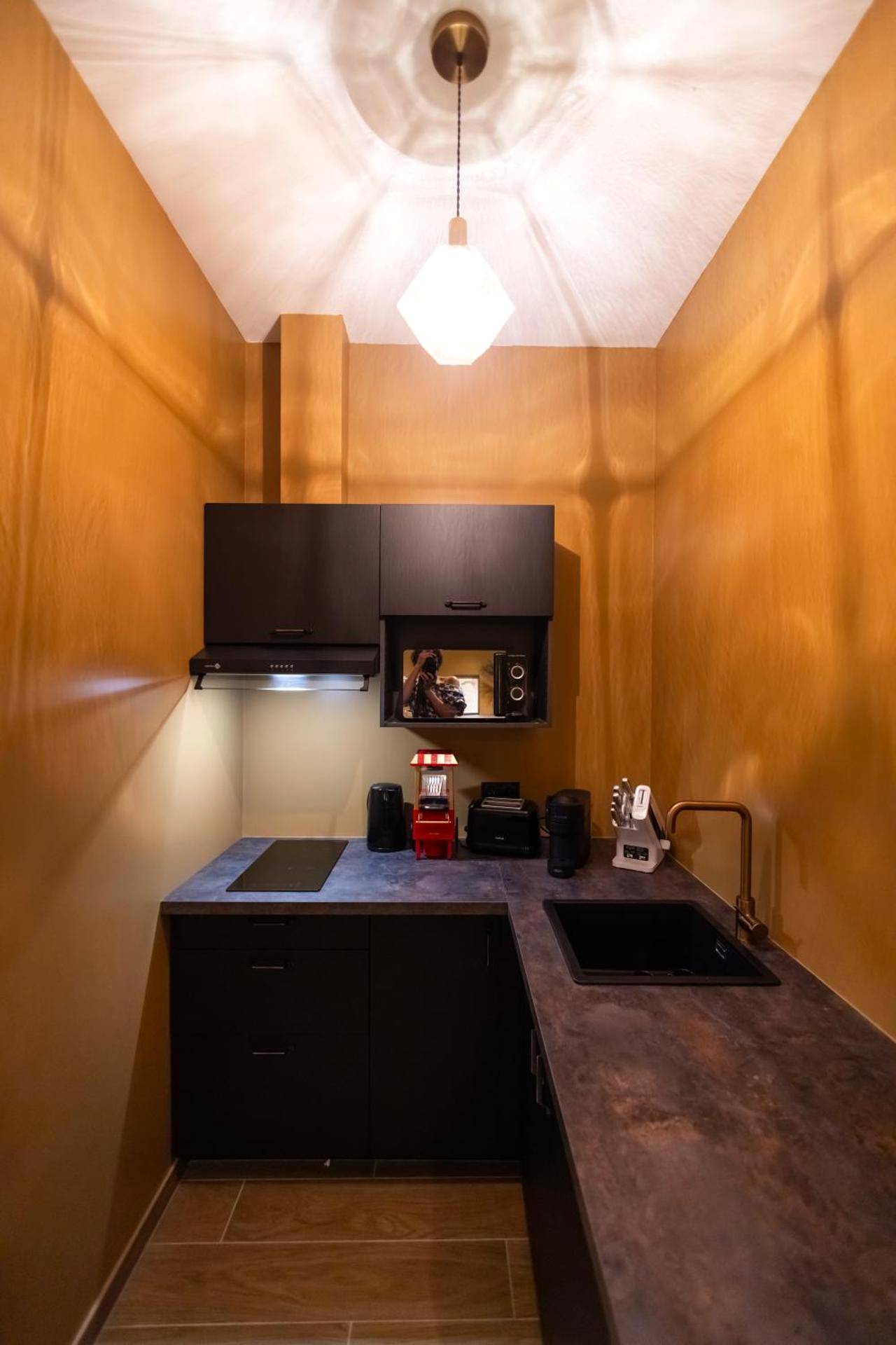 Kitchenette équipée moderne aux tons sombres - Dreamy Room - Evasion, balnéo & cinéma privé