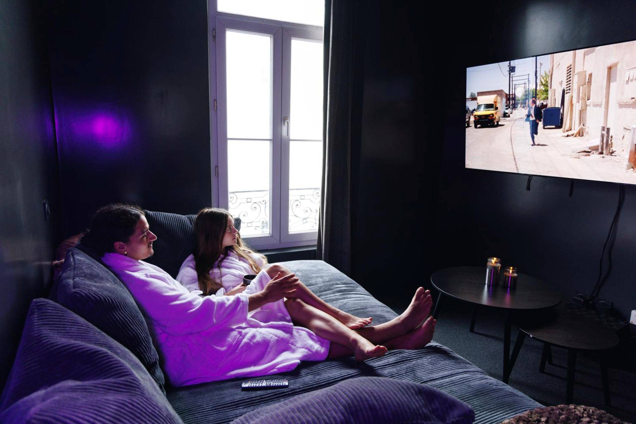 Espace cinéma avec grand écran et canapé - Dreamy Room - Evasion, balnéo & cinéma privé