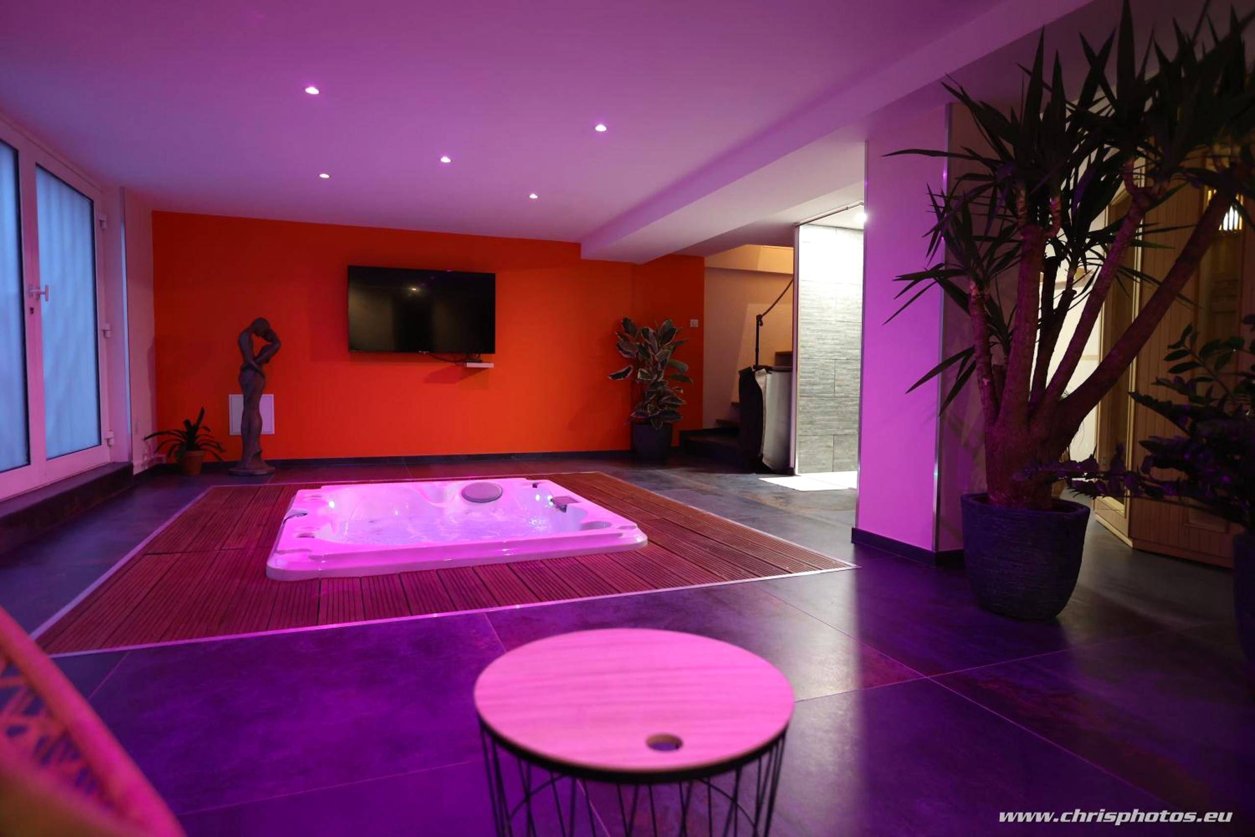 Jacuzzi encastré dans une ambiance tamisée - Love Room Nancy - Ds Plaisir Love Room avec sauna, jacuzzi à Nancy