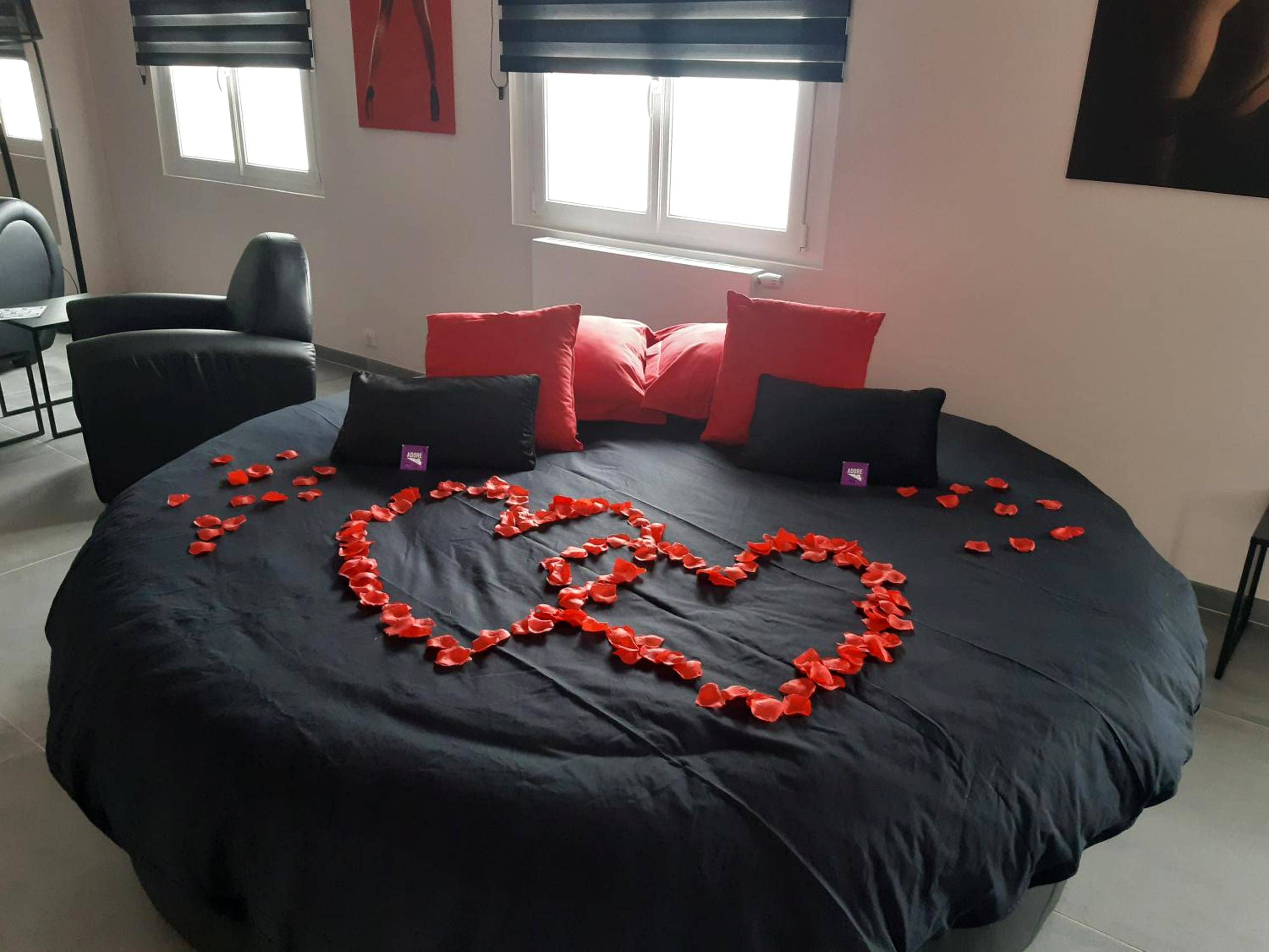 Lit rond avec cœurs en pétales de rose - Ds Plaisir Love Room avec sauna, jacuzzi à Nancy