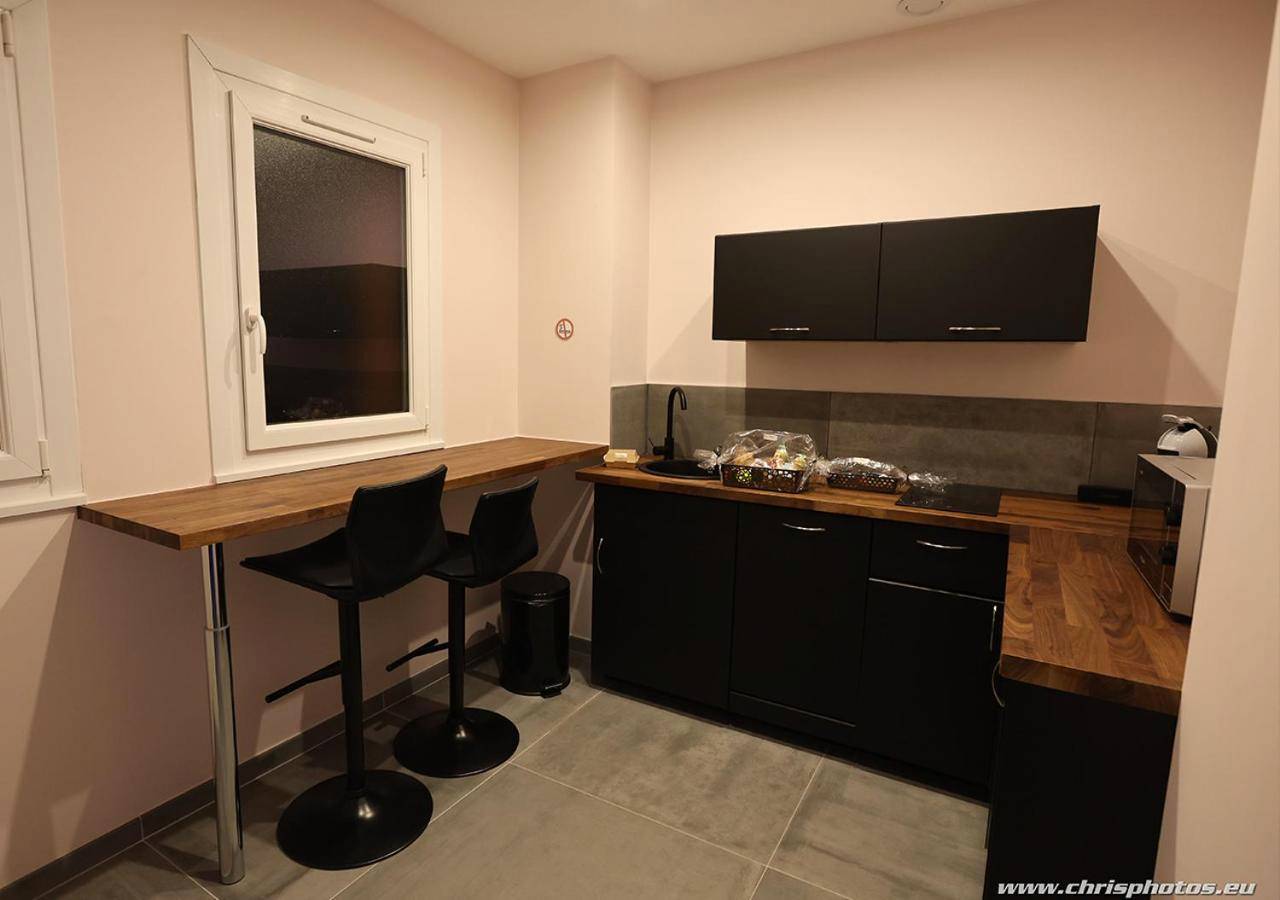 Cuisine équipée avec coin repas et tabourets - Ds Plaisir Love Room avec sauna, jacuzzi à Nancy