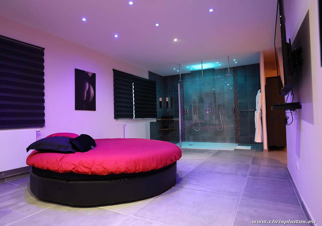 Suite spacieuse avec lit rond et douche ouverte - Ds Plaisir Love Room avec sauna, jacuzzi à Nancy