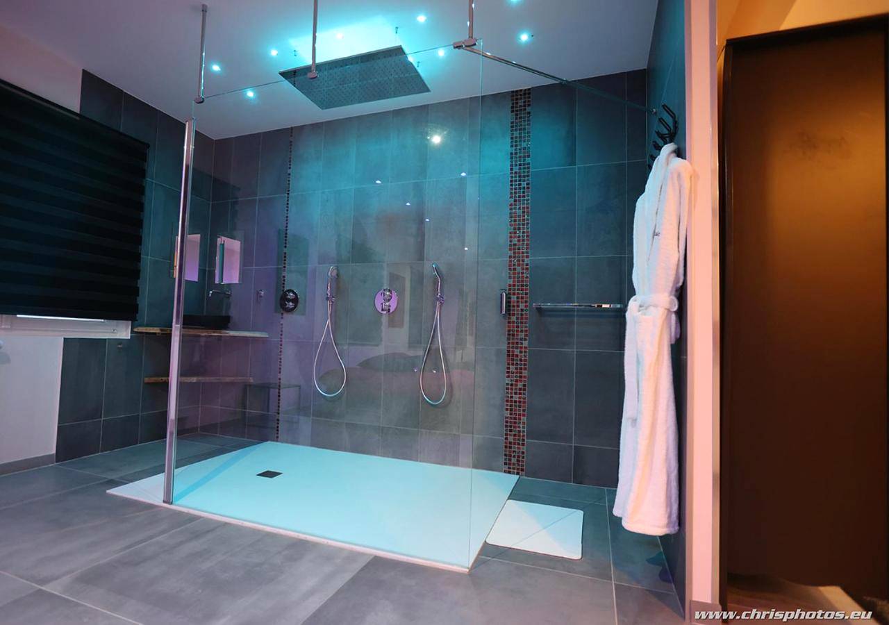 Grande douche à l'italienne avec ciel de pluie - Ds Plaisir Love Room avec sauna, jacuzzi à Nancy