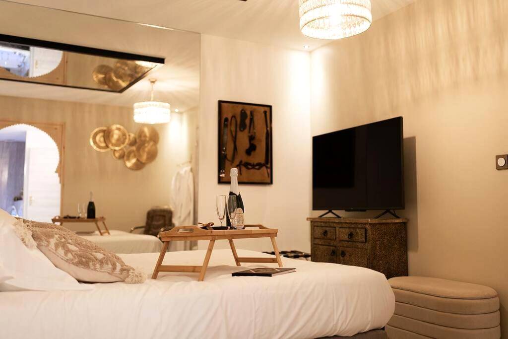 Chambre avec miroir au plafond et plateau repas - Love Room Saint - Rambert - d'Albon - Love room Dubaï & Balnéo