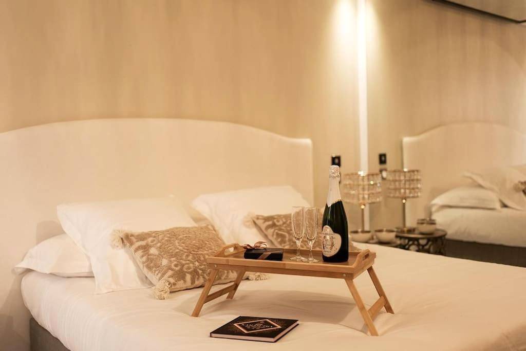 Lit double avec plateau de champagne et miroir - Love room Dubaï & Balnéo