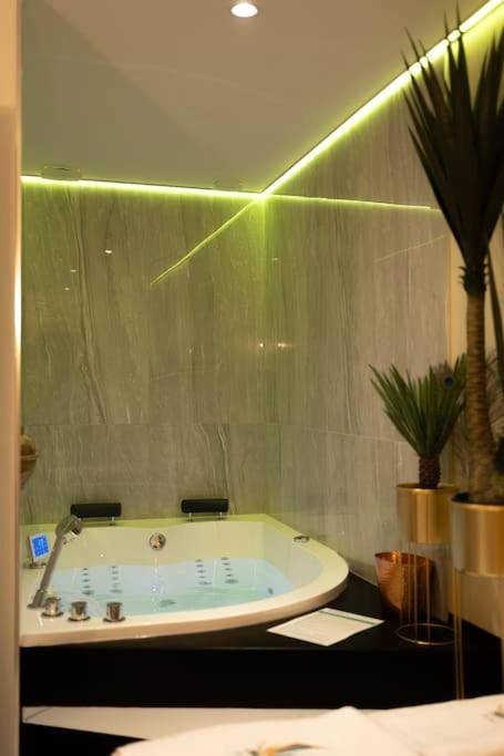 Jacuzzi privatif avec appuis - tête et plantes - Love room Dubaï & Balnéo