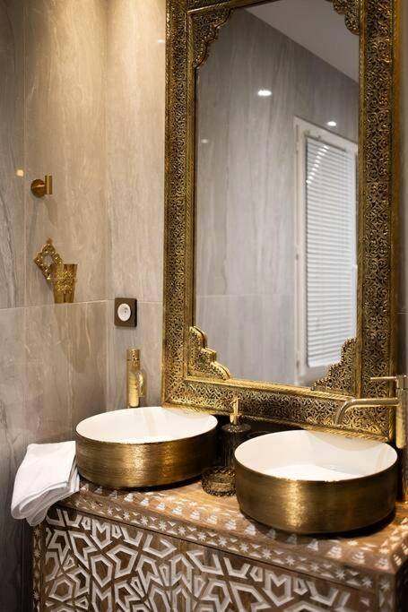Double vasque dorée et miroir sculpté oriental - Love room Dubaï & Balnéo