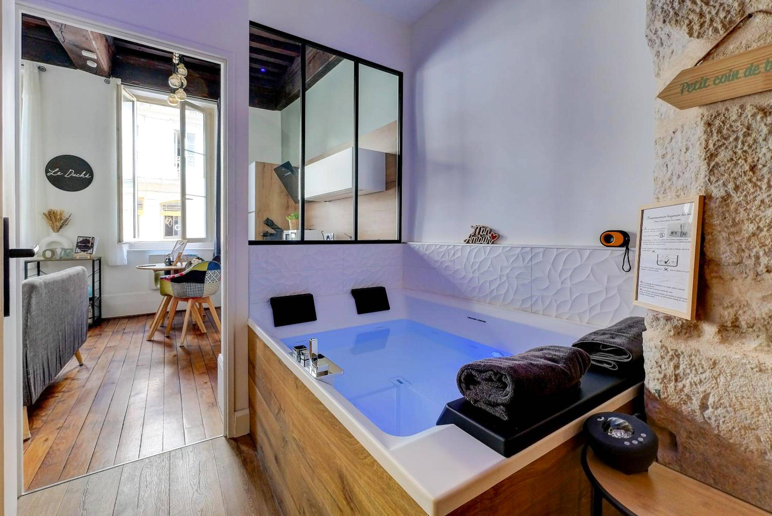 Jacuzzi privatif avec éclairage bleu - Love Room Dijon - Le Duché - Séjour romantique avec balnéo privative - Dijon centre