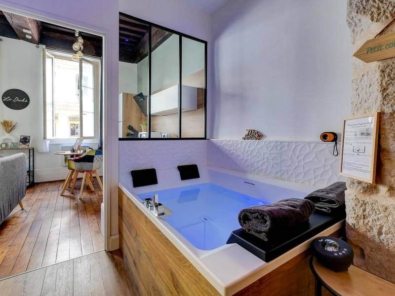 Jacuzzi privatif avec éclairage bleu - Love Room Dijon - Le Duché - Séjour romantique avec balnéo privative - Dijon centre