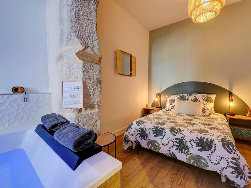Chambre avec lit double et mur en pierre - Le Duché - Séjour romantique avec balnéo privative - Dijon centre