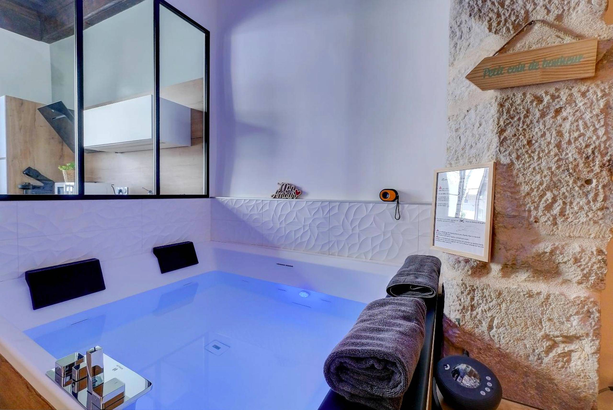 Baignoire balnéo et serviettes de bain - Le Duché - Séjour romantique avec balnéo privative - Dijon centre