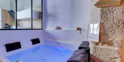 Baignoire balnéo et serviettes de bain - Le Duché - Séjour romantique avec balnéo privative - Dijon centre