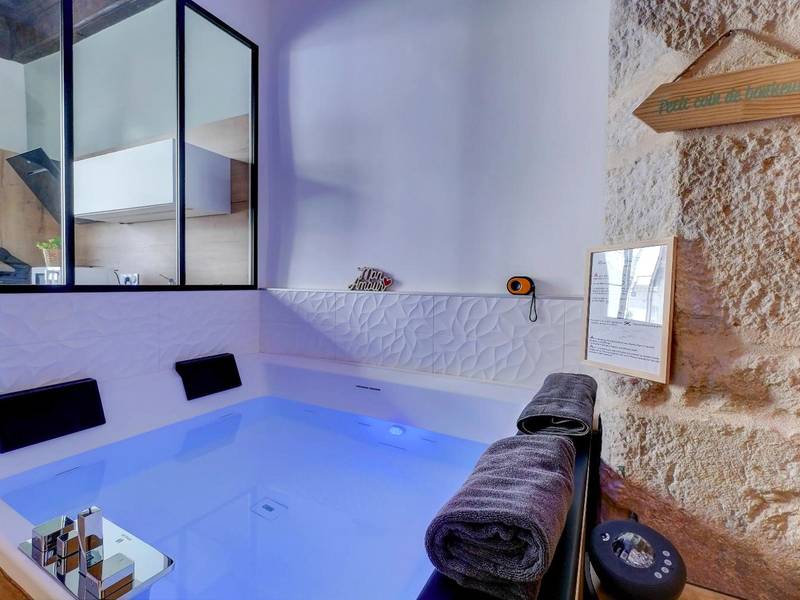 Baignoire balnéo et serviettes de bain - Le Duché - Séjour romantique avec balnéo privative - Dijon centre