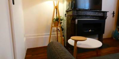 Espace détente avec cheminée et télévision - Le Duché - Séjour romantique avec balnéo privative - Dijon centre