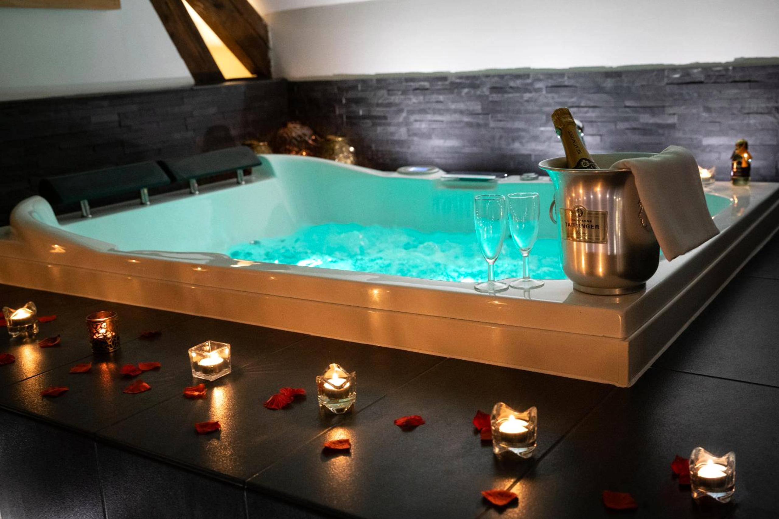 Jacuzzi avec champagne et bougies - Love Room Vernou - la - Celle - sur - Seine - Duo Détente